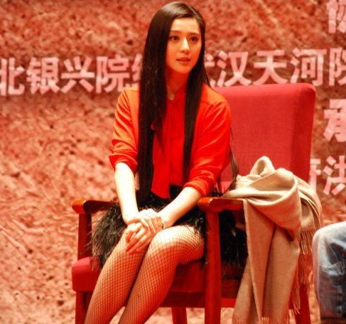 �����������ʺ�ɫ��װ�����ɫ��ëȹ������ʮ���Ը��ջ�