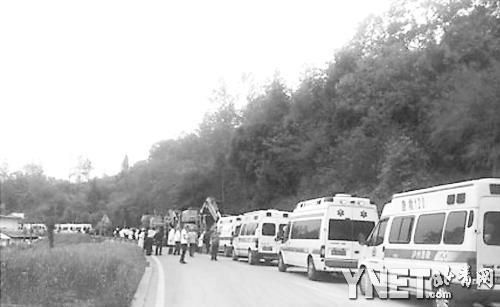 堵在路上的救护车