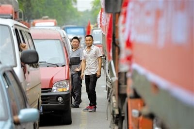 4��21�����磬����ӵ����318�����Ű������ֵ��ϡ�