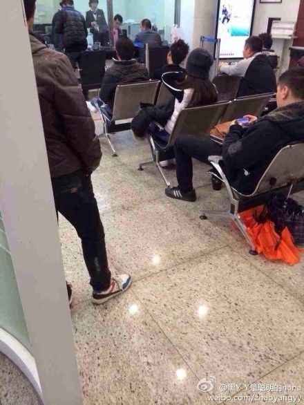 网友微博称汤唯今天下午去银行办理业务。